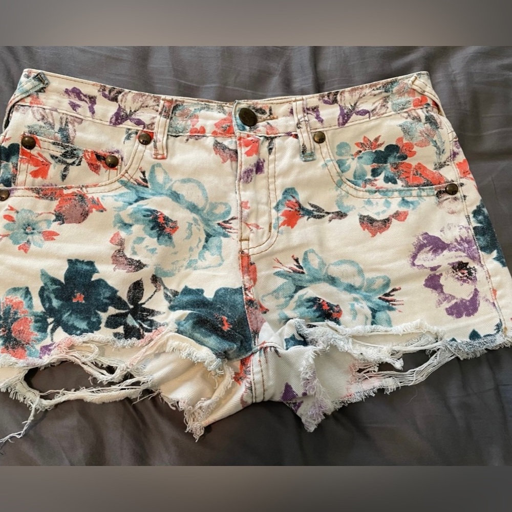 Free People white floral denim shorts 27 women’s